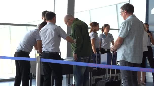 Bodrum Turki Juli 2019 Penjaga Keamanan Bandara Bertugas Mencari Penumpang — Stok Video