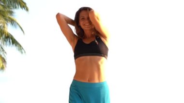 Genç güzel kız deniz kenarındaki tropikal kumsalda dinleniyor ve dans ediyor. Yaz kavramı. Tatil seyahati. Koh Phangan Adası, Tayland