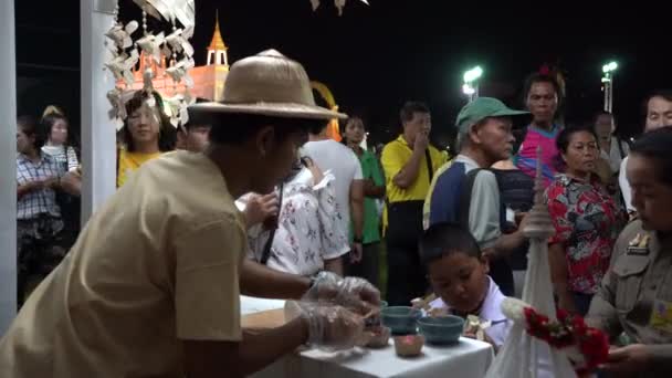 Бангкок Таиланд Мая 2019 Года Тайские Повара Готовят Бесплатную Еду — стоковое видео