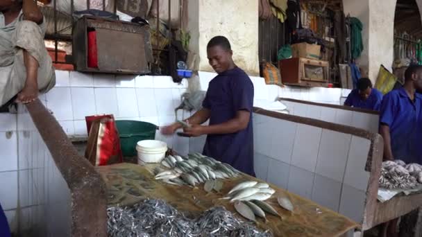 Zanzibar Tanzania November 2019 Afrikanska Män Förbereder Och Säljer Färsk — Stockvideo