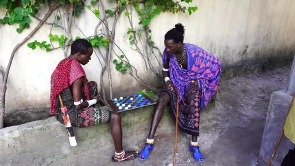 坦桑尼亚桑给巴尔 2019年12月1日 在坦桑尼亚桑给巴尔岛热带海滩附近的街道上玩棋盘的非洲马萨人 — 图库视频影像