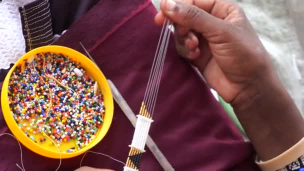 Fabricação Jóias Artesanais Mãos Mulheres Africanas Masai Vista Cima Perto — Vídeo de Stock