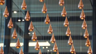 Singapur şehri, Singapur - 29 Şubat 2020: Changi havaalanı kalkış ve salonunda Kinetik yağmur heykeli. Kinetik yağmur kurulumu, Singapur 'daki yenilenmiş çıkış kayıt salonunun simgesidir.