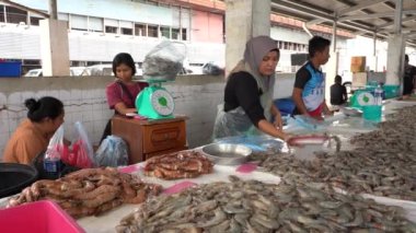Kota Kinabalu, Malezya - 18 Şubat 2020: Kota Kinabalu, Sabah, Malezya 'daki balık filepin pazarında iş yapma ve satma faaliyetleri