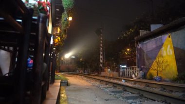 Hanoi, Vietnam - 07 Mart 2020: Hanoi, Vietnam 'da antik bir kasabadan geçen bir tren