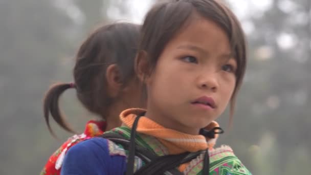 Sapa Vietnam Mars 2020 Etniska Hmong Små Barn Gatan Sapa — Stockvideo