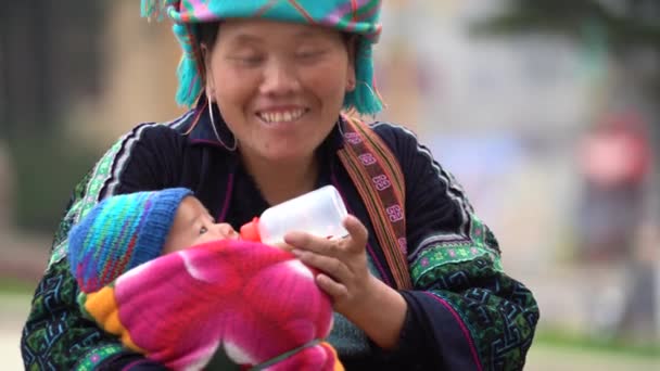 Sapa Vietnam März 2020 Ethnische Hmong Vietnamesin Füttert Ein Baby — Stockvideo