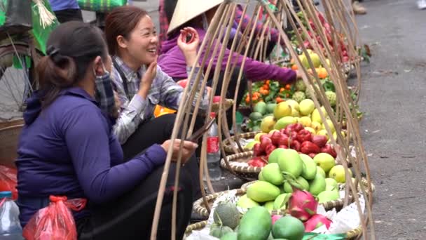 Hanoi Vietnam Maart 2020 Vrouwen Die Groenten Fruit Verkopen Straatvoedselmarkt — Stockvideo