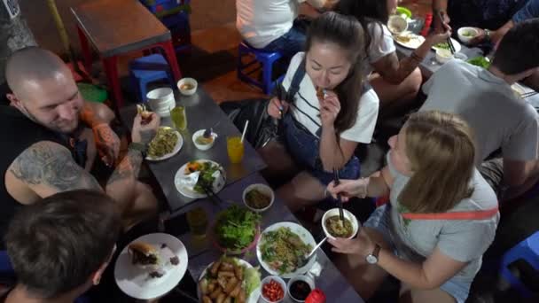 越南河内 2020年3月7日 在越南河内老城区的食品市场上 欧洲人和亚洲人在街头咖啡馆里吃当地食物 — 图库视频影像