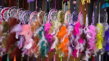 Eski Hoi An, Vietnam 'ın zanaatkar sokak pazarındaki tüylü rüya yakalayıcıları. Renkli düş kapanları, yaklaşın.