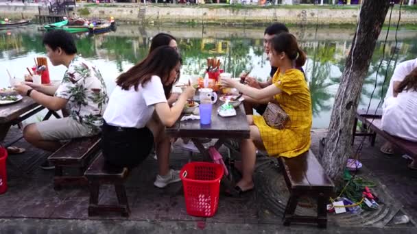 Hoi Βιετνάμ Ιούνιος 2020 Βιετναμέζοι Νέοι Άνθρωποι Τρώνε Ένα Καφέ — Αρχείο Βίντεο