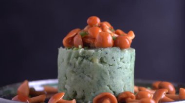 Yeşil spirulinalı patates püresi ve bir tabakta bal mantarı, kapan, döndür, Ukrayna