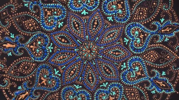 Decoratieve Keramische Plaat Met Zwarte Blauwe Gouden Kleuren Beschilderde Plaat — Stockvideo