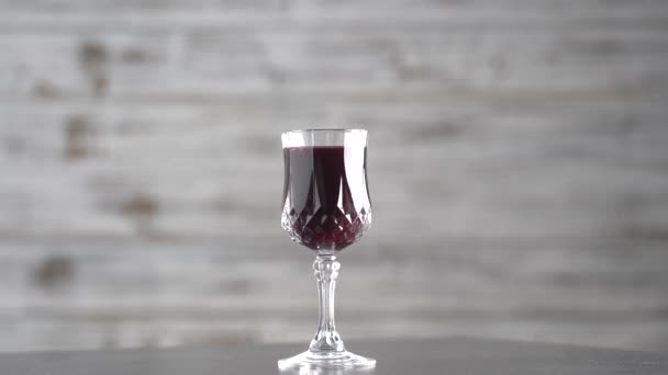 Hemgjord Tinktur Röda Körsbär Ett Vin Kristallglas Roterar Närbild Kopiera — Stockvideo