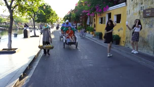 Hoi Vietnam Červenec 2020 Trishaws Jezdit Turisty Tříkolce Ulici Hoi — Stock video