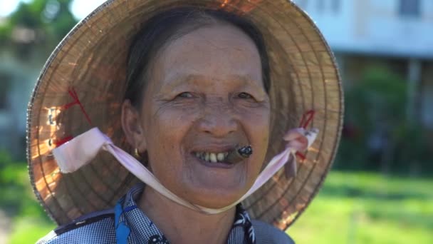 Hoi Vietnam Juli 2020 Etnische Vrolijke Vrouw Met Strohoed Rookt — Stockvideo