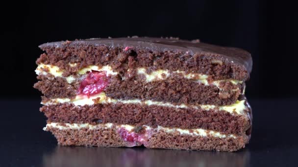 부엌에 커스터드와 베리가 페이스트리에서 나오는 맛있는 초콜릿 케이크 배경에서 회전하는 — 비디오