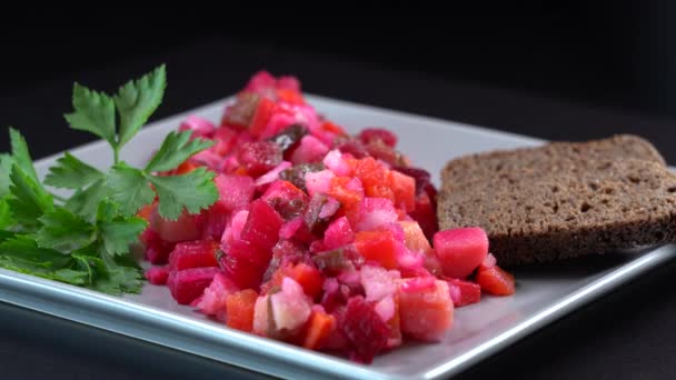 Oekraïense Salade Vinaigrette Salade Van Gekookte Groenten Biet Wortel Aardappelen — Stockvideo