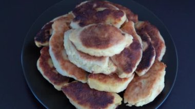 Patates kekleri, Ukrayna 'ya özgü bir isim olan patatesler, doldurulmuş mantarlar, et ya da kremalı peynir siyah arka planda sebze yağında kızartılıyor, kapanıyor, dönüyor. Geleneksel Ukrayna mutfağı