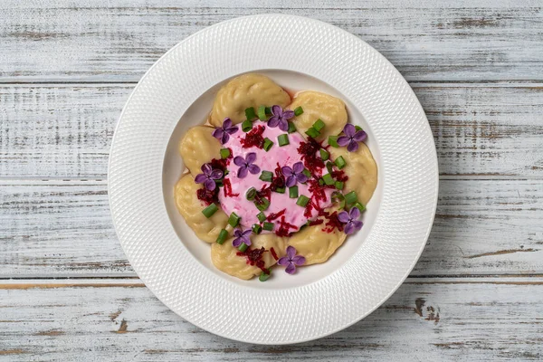 Aptitretare Dumplings Fyllda Med Potatis Och Svamp Med Gräddfil Dekorerad Royaltyfria Stockfoton