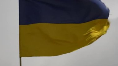 Rüzgarda dalgalanan Ukrayna bayrağı gökyüzü arka planında, yaklaş. Ukrayna ulusal rengi sarı ve mavi