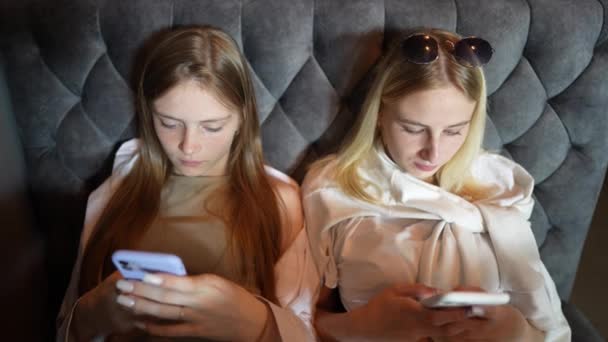 Ontspannen Twee Jonge Meisjes Met Behulp Van Smartphone Surfen Sociale — Stockvideo