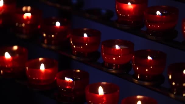 Velas Vermelhas Queimando Igreja Católica Iluminada Pelos Fiéis Áustria Close — Vídeo de Stock