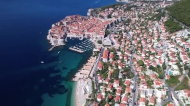 Hırvatistan 'ın eski Dubrovnik kasabası, mavi deniz ve dağlarının hava manzarası. Adriyatik Denizi 'nin Dalmaçya kıyıları, Avrupa. Seyahat ve doğa kavramı