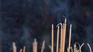 Danang, Vietnam 'daki Budist tapınağında tütsü çubukları dumanla yanıyor.