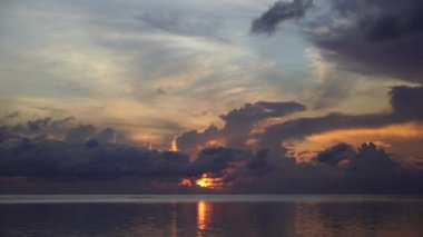 Hint Okyanusu üzerinde Tanzanya 'nın Zanzibar adasında, Doğu Afrika' da güzel bir gündoğumu. Seyahat ve doğa kavramı. Sabah gökyüzü, bulutlar, güneş ve deniz suyu