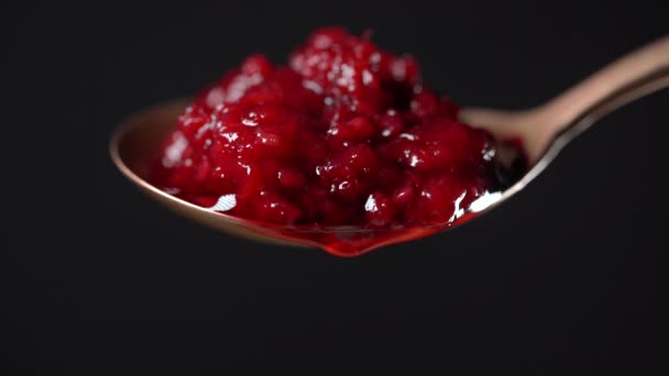 Sendok Dengan Selai Raspberry Merah Dan Satu Tetes Selai Raspberry — Stok Video