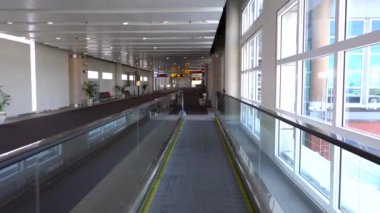 Yürüme yolu, kaldırım taşı, kaldırım taşı, travelatör, yatay yürüyen yürüyen merdiven, taşıyıcı, ya da modern ofis merkezindeki uluslararası bir havaalanı terminalinde otomatik yürüyüş