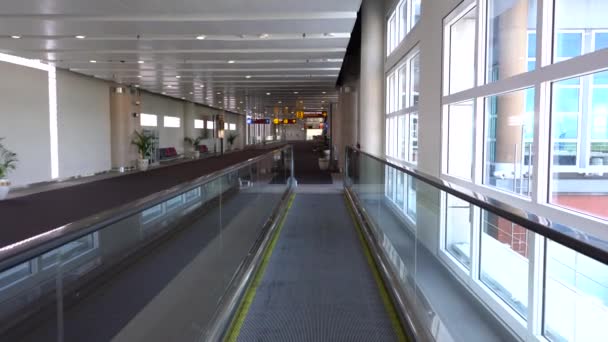 달리는 여행가 에스컬레이터 자동차를 현대식 사무실 가운데있는 터미널로 — 비디오