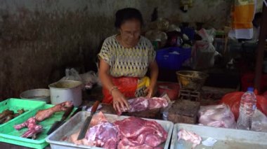 UBUD, BALI, INDONEZYA - 27 Nisan 2019: Endonezyalı fakir insanlar, Endonezya 'nın Bali adasındaki Ubud köyündeki sabah pazarında sağlıklı yiyecek satıyor ve satın alıyorlar. Sabah meyve ve sebze pazarı