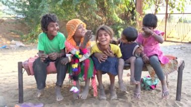 PUSHKAR, INDIA - 17 Kasım 2018: Çöldeki Hintli yoksul çocuklar Thar zamanında Pushkar Camel Mela kutsal şehir Pushkar, Rajasthan, Hindistan, yakınlarında, kapatın