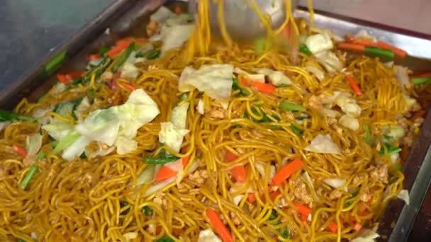 ストリートフード タイ料理は タイのバンコクのナイトフード市場で野菜とパッドタイ麺を調理しています 閉めろ タイ料理 — ストック動画