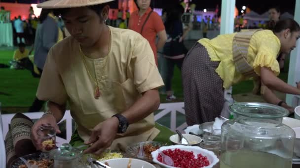 Бангкок Таиланд Мая 2019 Года Тайские Повара Готовят Бесплатную Еду — стоковое видео