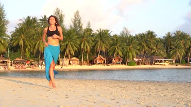 Mladá Kráska Dívka Odpočívá Tančí Tropické Písečné Pláži Blízkosti Moře — Stock video