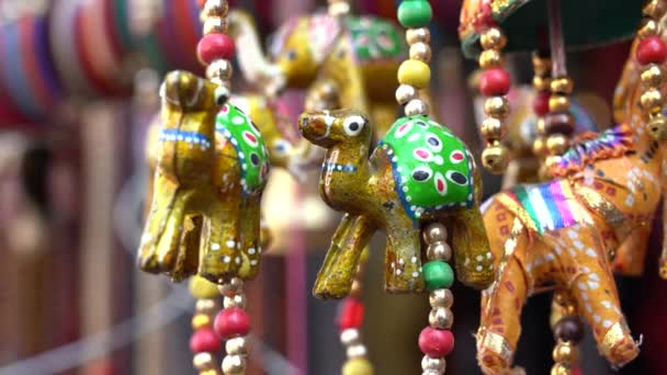Bunte Handgefertigte Souvenirs Zum Verkauf Auf Dem Lokalen Straßenmarkt Udaipur — Stockvideo