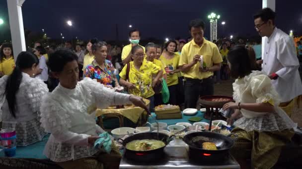 Bangkok Thailand May 2019 Тайські Кухарі Готують Безкоштовну Їжу Місцевих — стокове відео