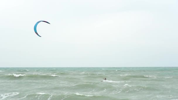 Koh Phangan Thailand Ιανουαριου 2019 Νεαρός Άνδρας Kitesurfing Στον Ωκεανό — Αρχείο Βίντεο