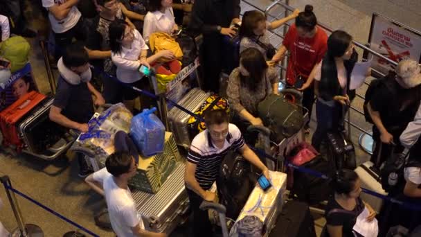 Bangkok Thailand Február 2019 Tömeges Utasok Együtt Poggyász Állvány Sorban — Stock videók