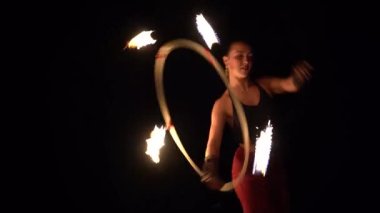 KOH PHANGAN, THAILAND - 15 Şubat 2019: Tayland 'da Koh Phangan Adası' ndaki dolunay partisinde turistler için gece sahile çıkan yangın gösterisi