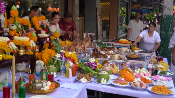Bangkok Thailand May 2019 Thai People Sacrificial Offering Food Table — Stock Video