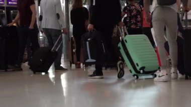 BANGKOK, THAILAND - 26 Mayıs 2019: Yolcular Bangkok, Tayland 'daki Suvarnabhumi Havaalanı' ndaki gişelere vardılar. Suvarnabhumi Havaalanı Güneydoğu Asya 'nın en büyük uluslararası havaalanlarından biridir.