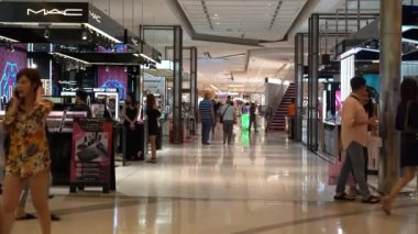 BANGKOK, THAILAND - 23 Mayıs 2019: Siam Paragon AVM, Bangkok, Tayland 'daki parfüm mağazasının yakınında yürüyen kimliği belirsiz kişiler. 300.000 metrekarelik perakende alanıyla Siyam Paragon dünyanın en büyük alışveriş merkezlerinden biri.