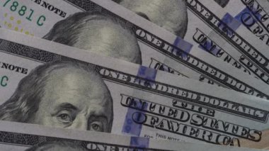 Rotasyon kağıdı parası. Kapatın. Paralı arka plan Amerikan 100 dolarlık banknotlar dönüyor