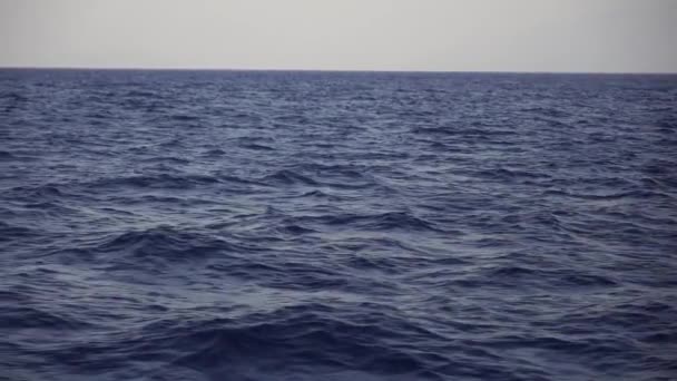 プロップ洗浄の高速ヨットボートウェイクアップ泡と青い海の海の水の波 船の動き中に海の水 旅行と自然の概念 スローモーション — ストック動画