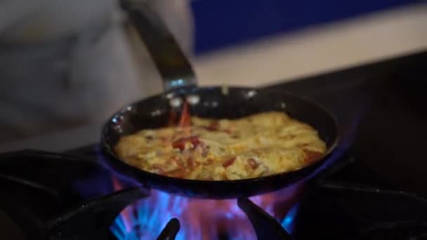 Omlet Szefa Kuchni Jajkami Kiełbasą Warzywami Patelni Gotować Jajka Smażenia — Wideo stockowe