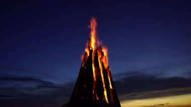 Tanzanya, Doğu Afrika 'daki Zanzibar adasında gece gökyüzünün arka planında büyük bir yangın var. Parlak alev. Akşamları şenlik ateşi.